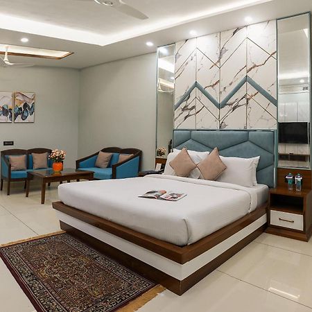Hotel Leela Grande Karnal Bagian luar foto