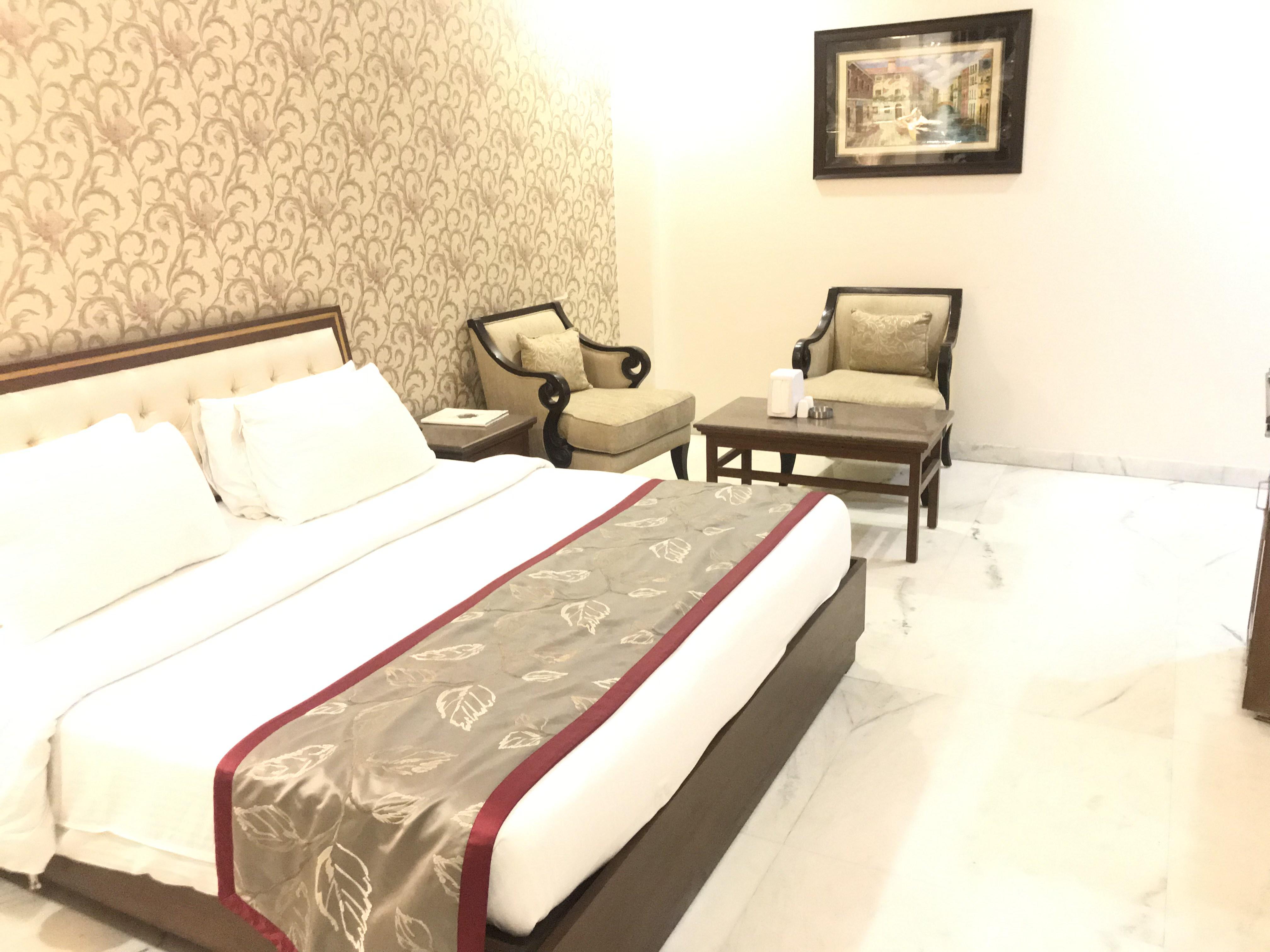 Hotel Leela Grande Karnal Bagian luar foto