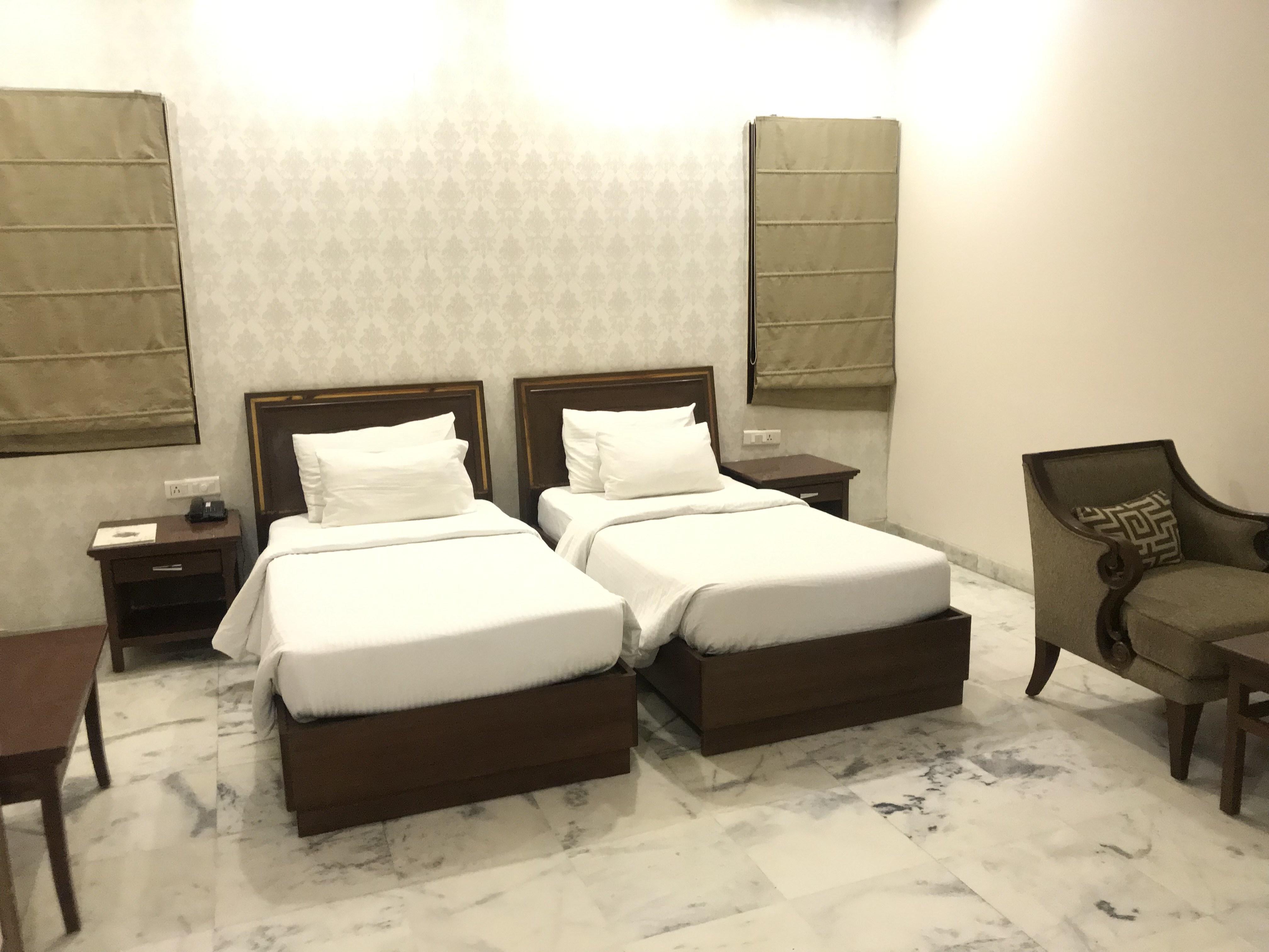 Hotel Leela Grande Karnal Bagian luar foto