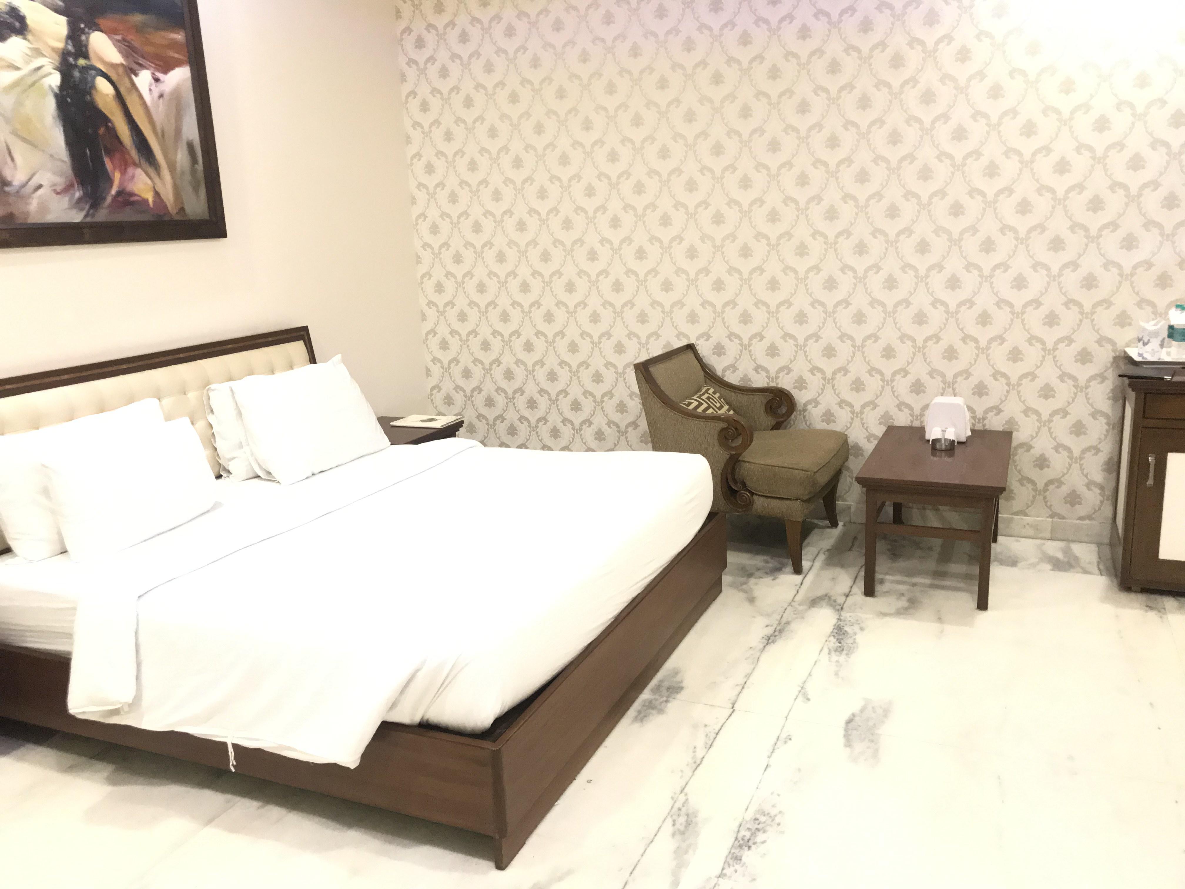 Hotel Leela Grande Karnal Bagian luar foto