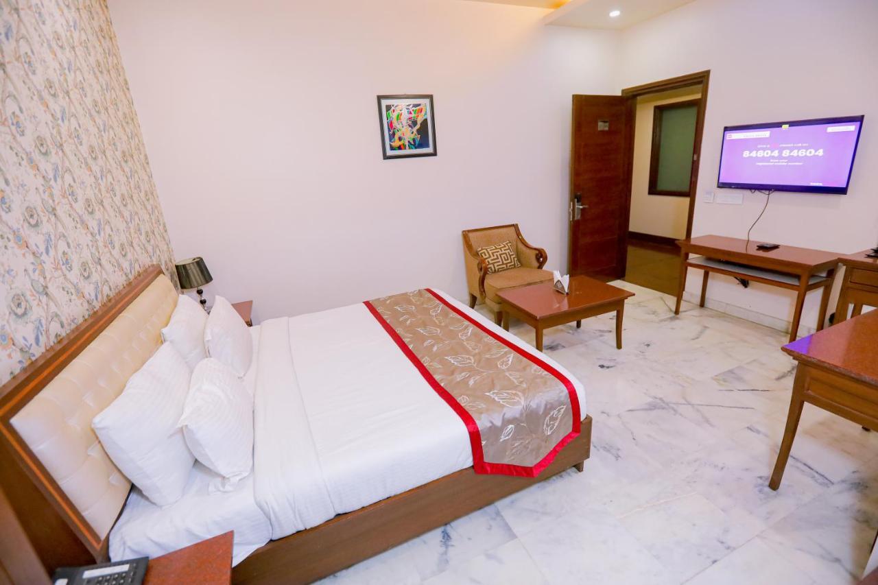 Hotel Leela Grande Karnal Bagian luar foto
