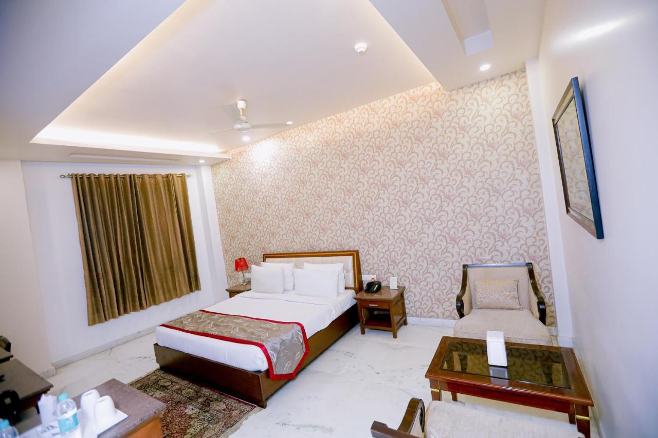 Hotel Leela Grande Karnal Bagian luar foto