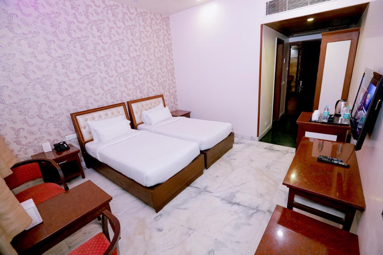 Hotel Leela Grande Karnal Bagian luar foto