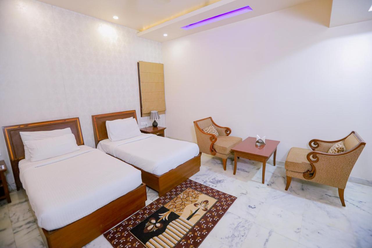 Hotel Leela Grande Karnal Bagian luar foto