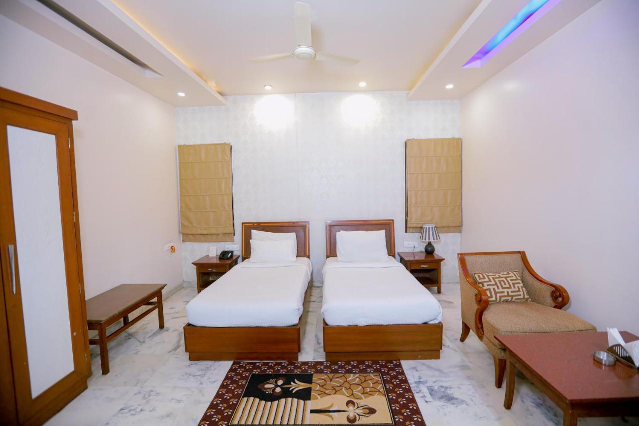 Hotel Leela Grande Karnal Bagian luar foto