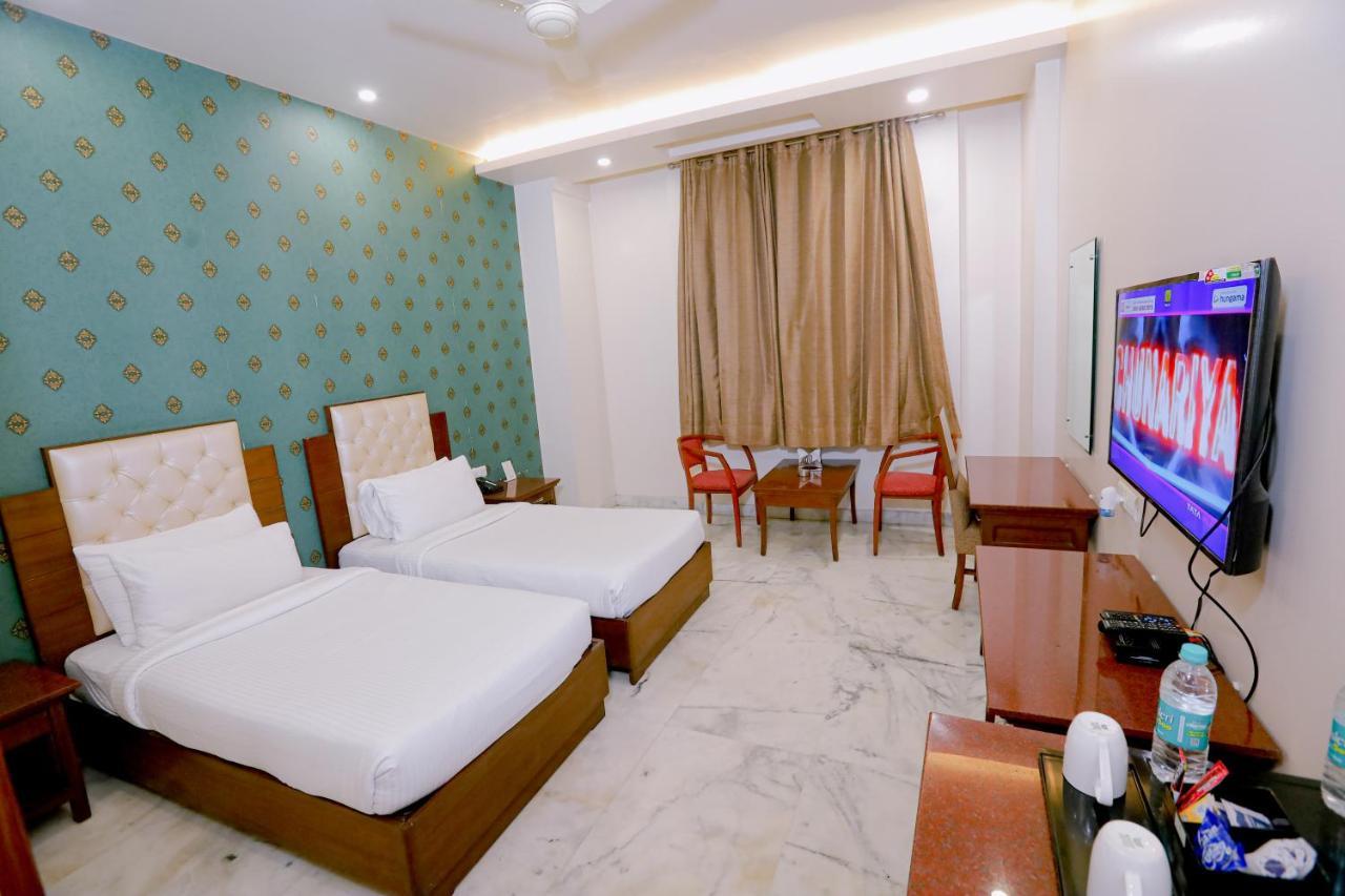 Hotel Leela Grande Karnal Bagian luar foto