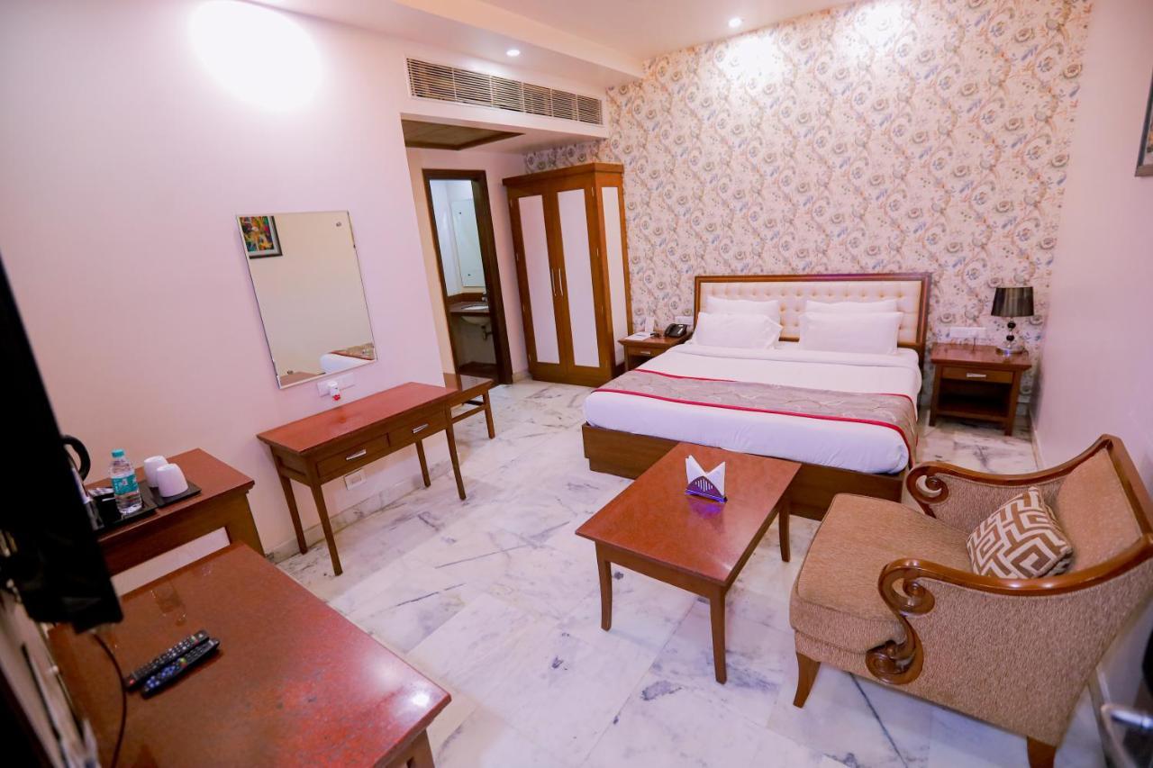 Hotel Leela Grande Karnal Bagian luar foto