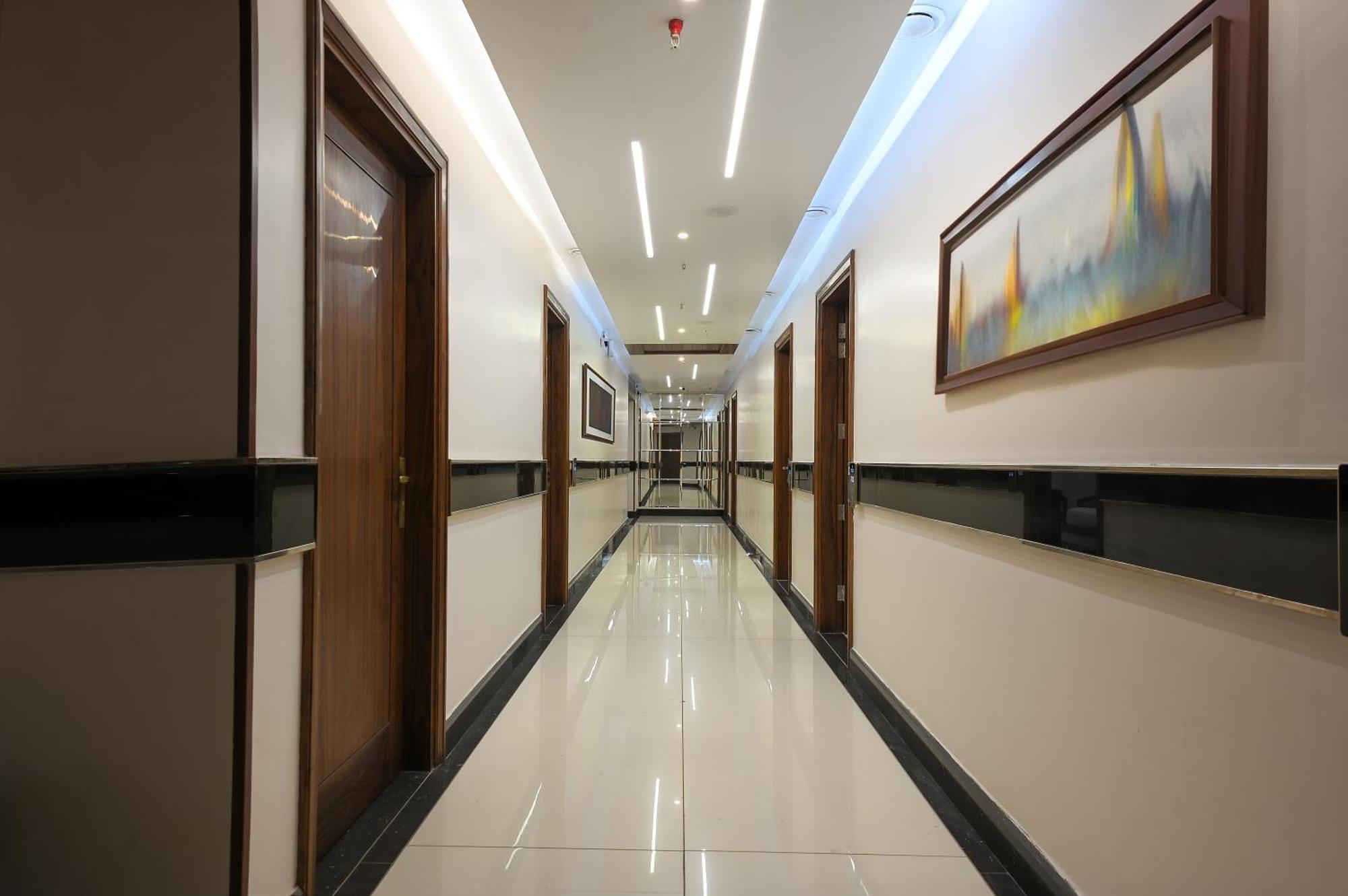 Hotel Leela Grande Karnal Bagian luar foto