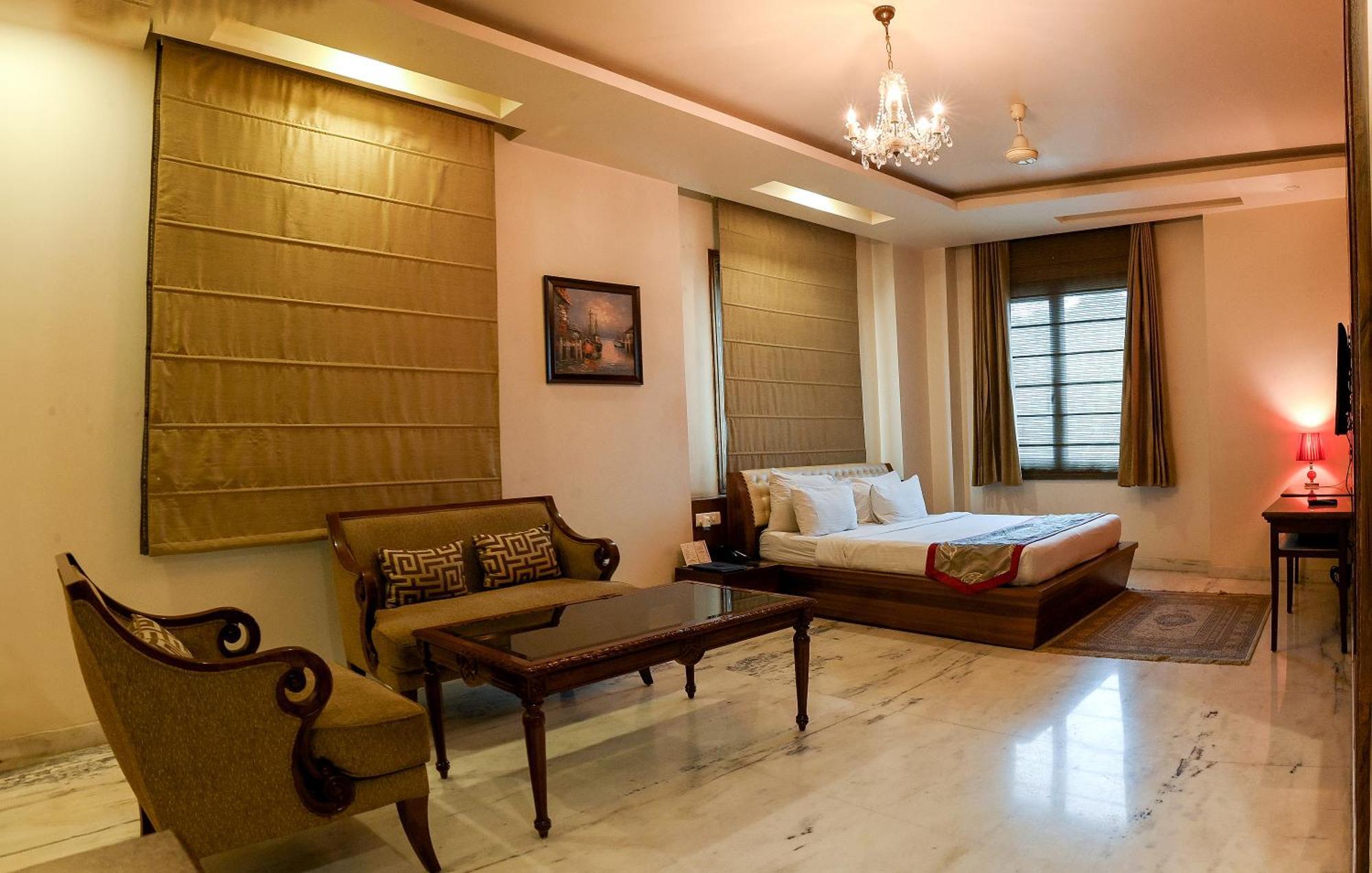 Hotel Leela Grande Karnal Bagian luar foto