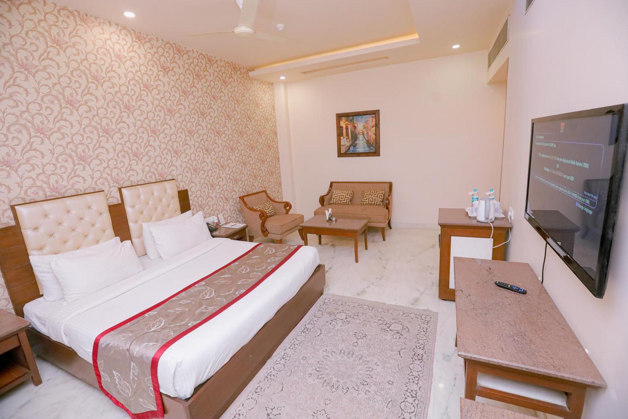 Hotel Leela Grande Karnal Bagian luar foto