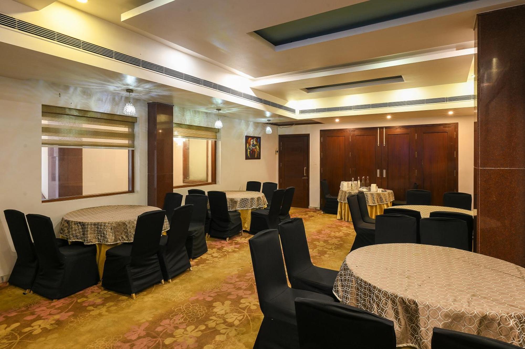 Hotel Leela Grande Karnal Bagian luar foto