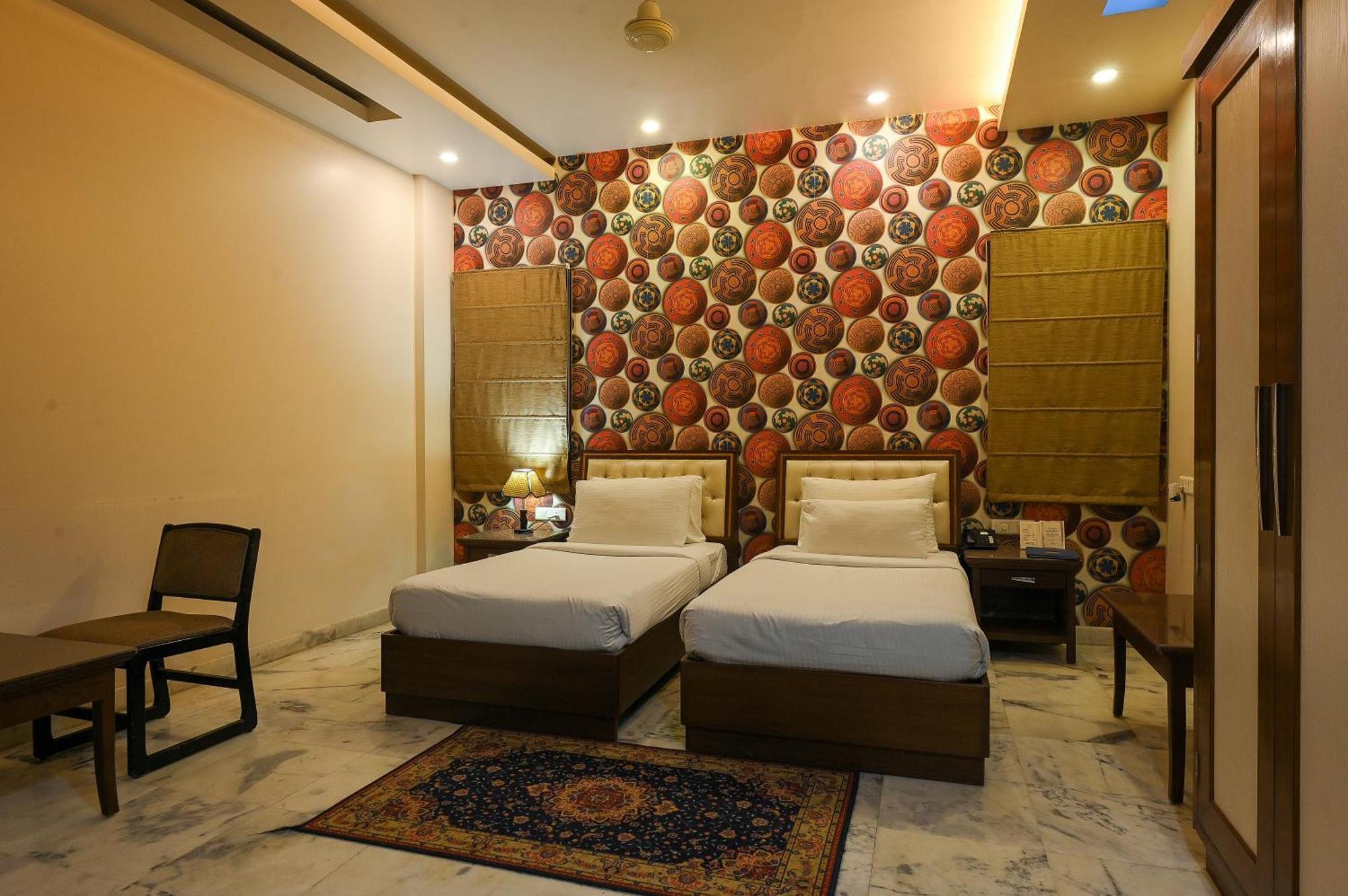 Hotel Leela Grande Karnal Bagian luar foto