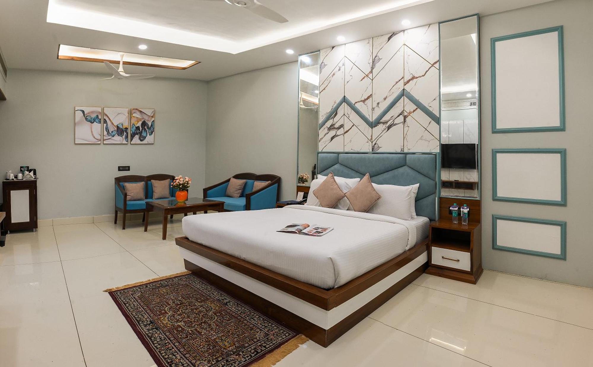 Hotel Leela Grande Karnal Bagian luar foto