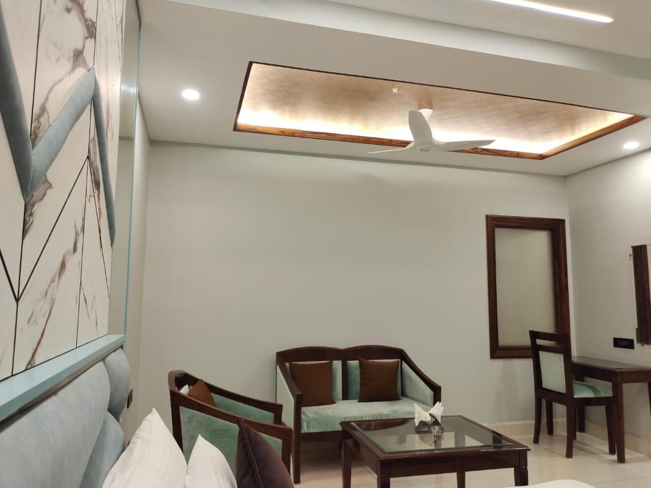 Hotel Leela Grande Karnal Bagian luar foto