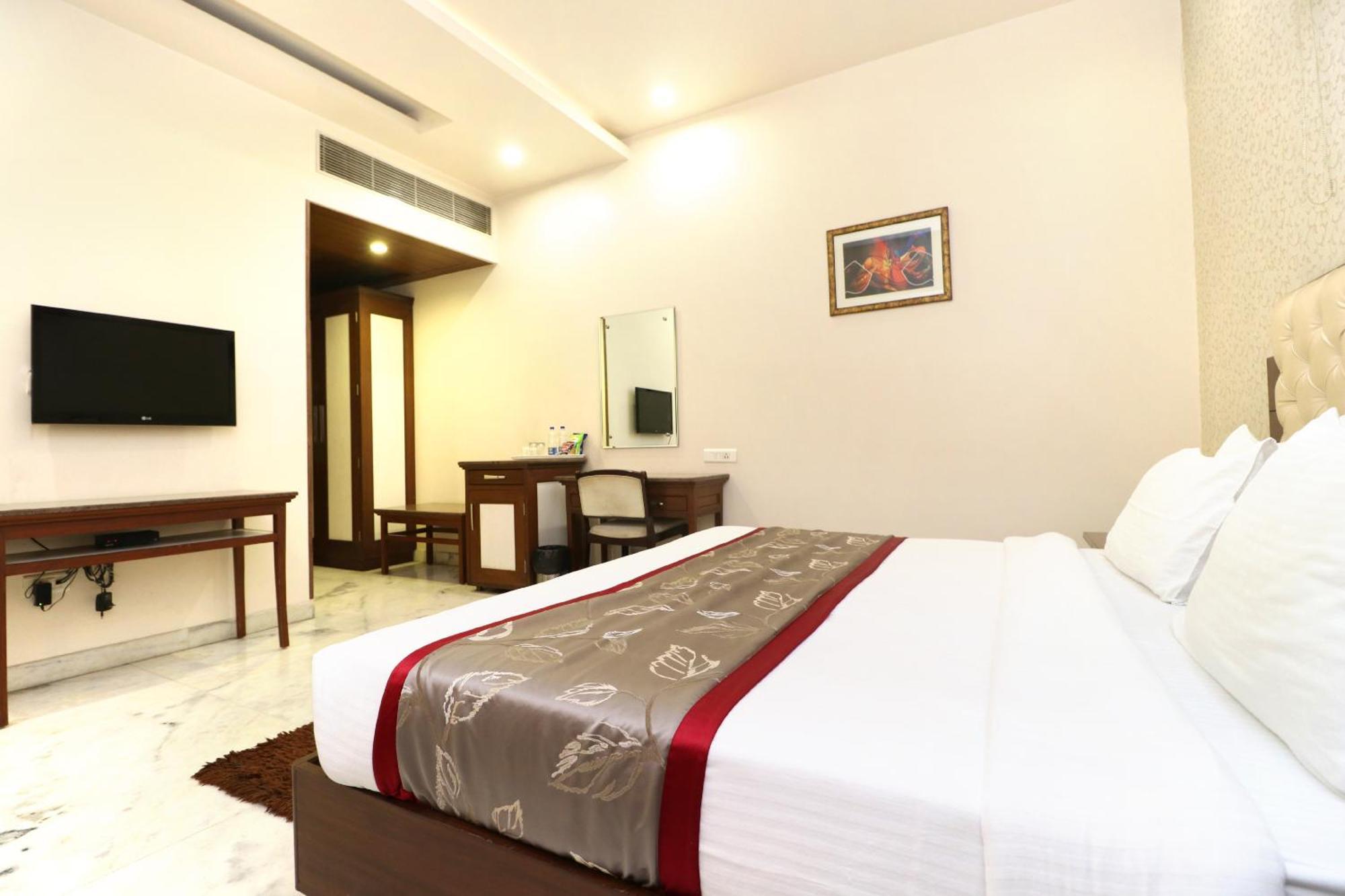 Hotel Leela Grande Karnal Bagian luar foto