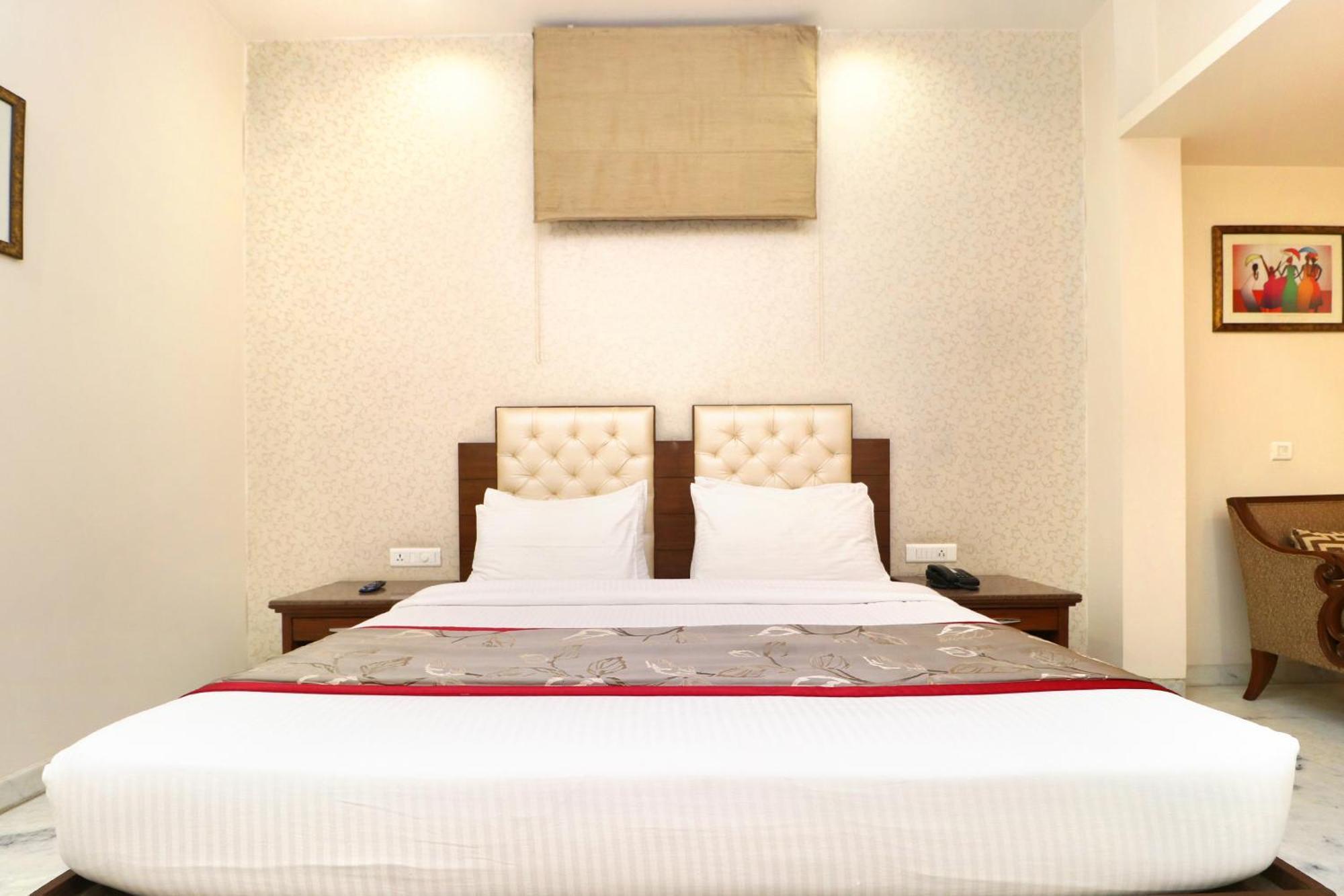 Hotel Leela Grande Karnal Bagian luar foto