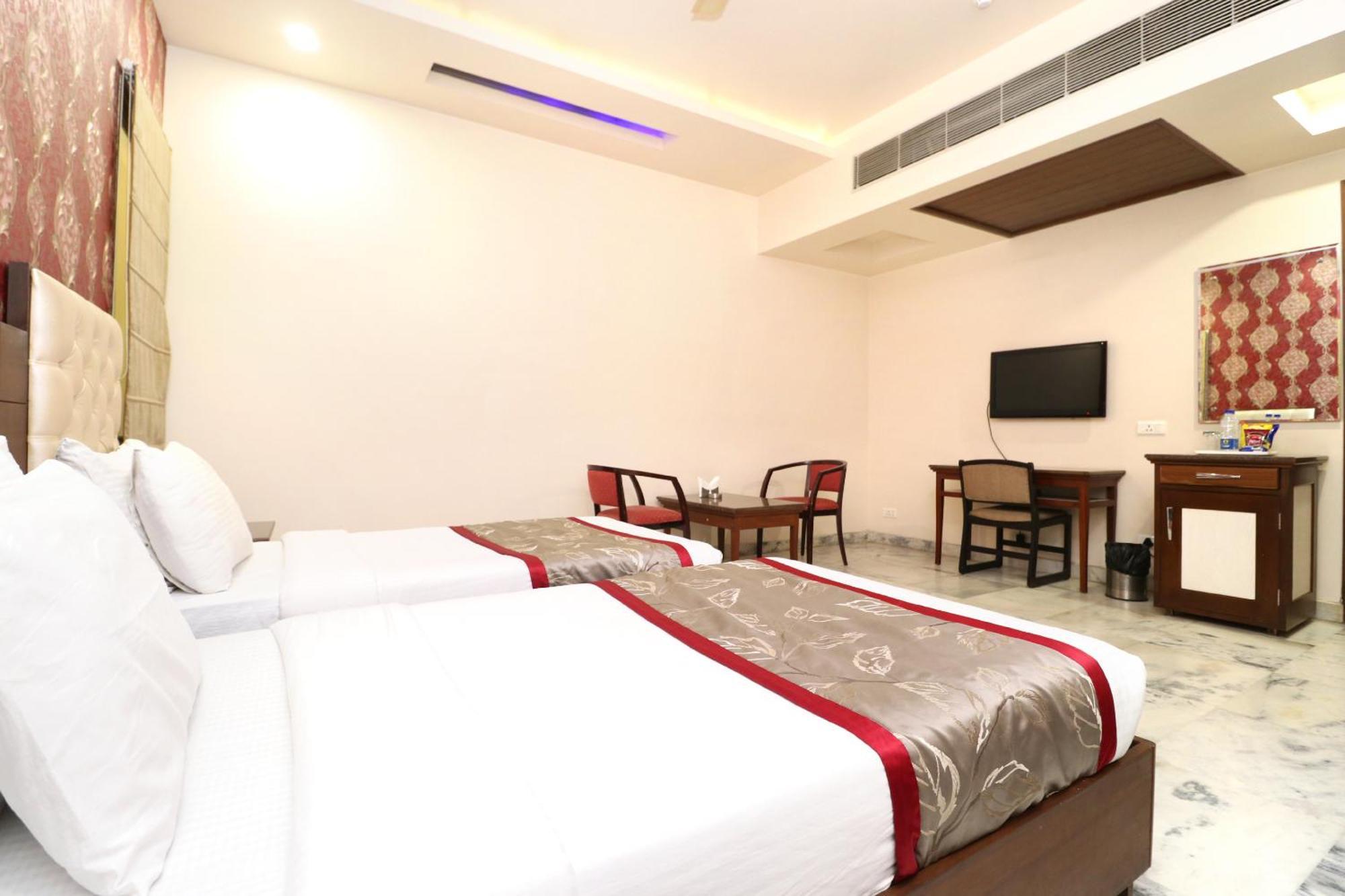 Hotel Leela Grande Karnal Bagian luar foto