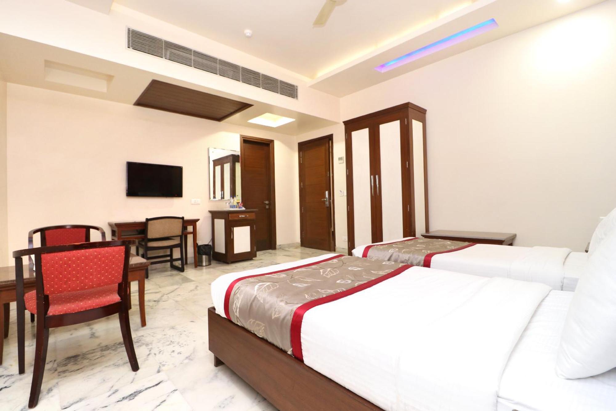 Hotel Leela Grande Karnal Bagian luar foto