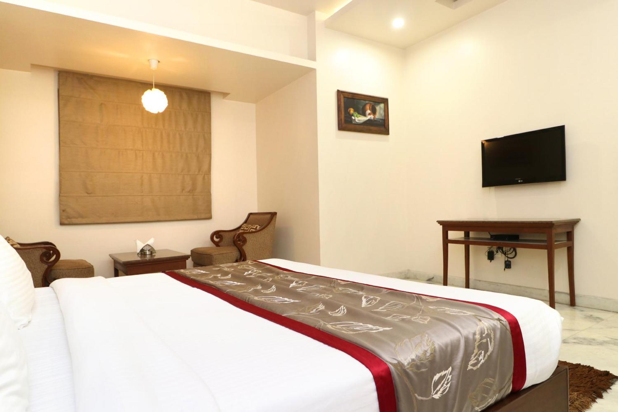 Hotel Leela Grande Karnal Bagian luar foto