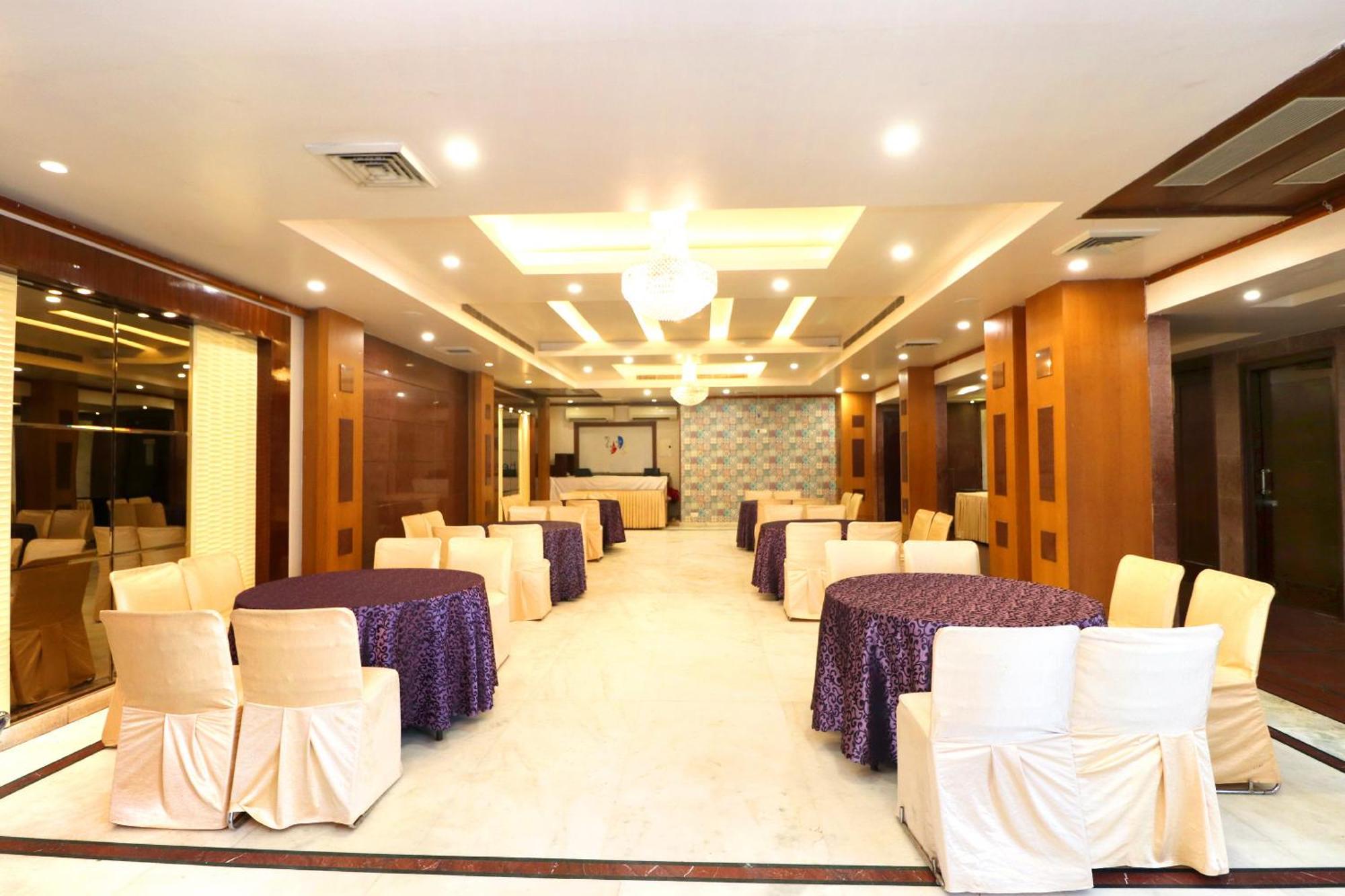 Hotel Leela Grande Karnal Bagian luar foto