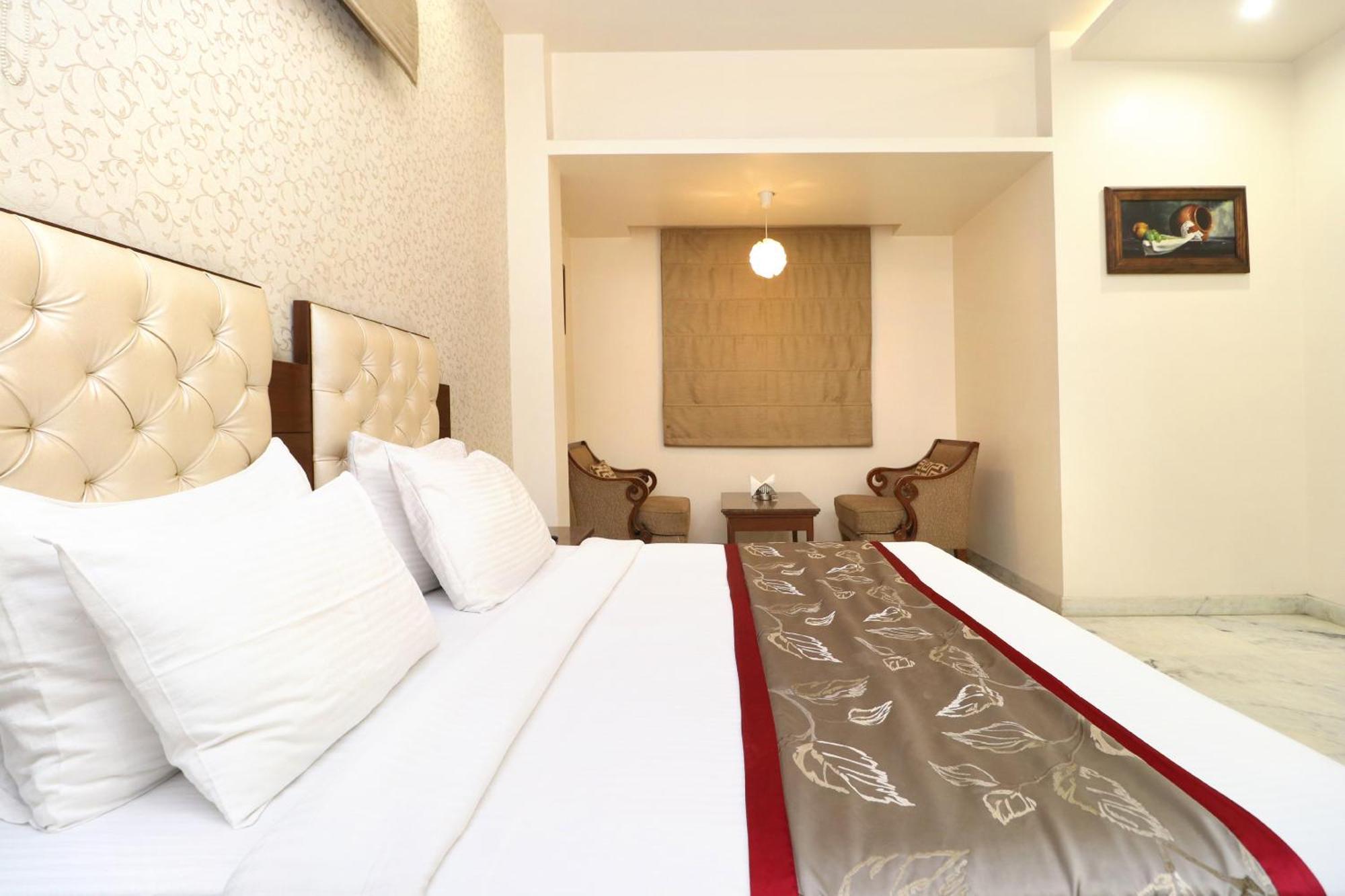 Hotel Leela Grande Karnal Bagian luar foto