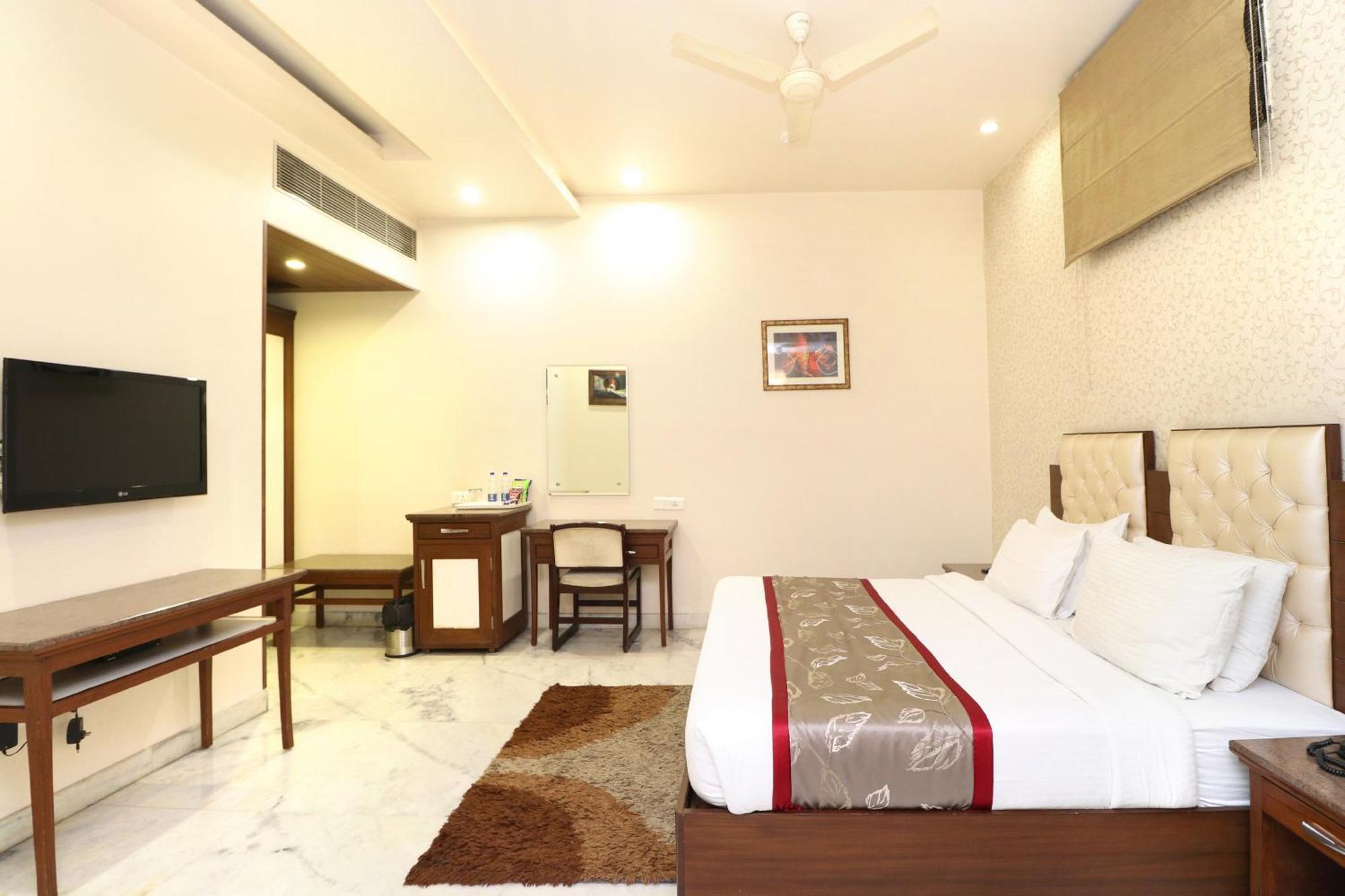 Hotel Leela Grande Karnal Bagian luar foto