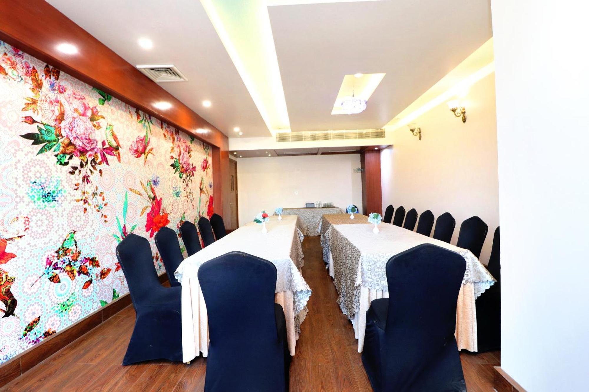 Hotel Leela Grande Karnal Bagian luar foto
