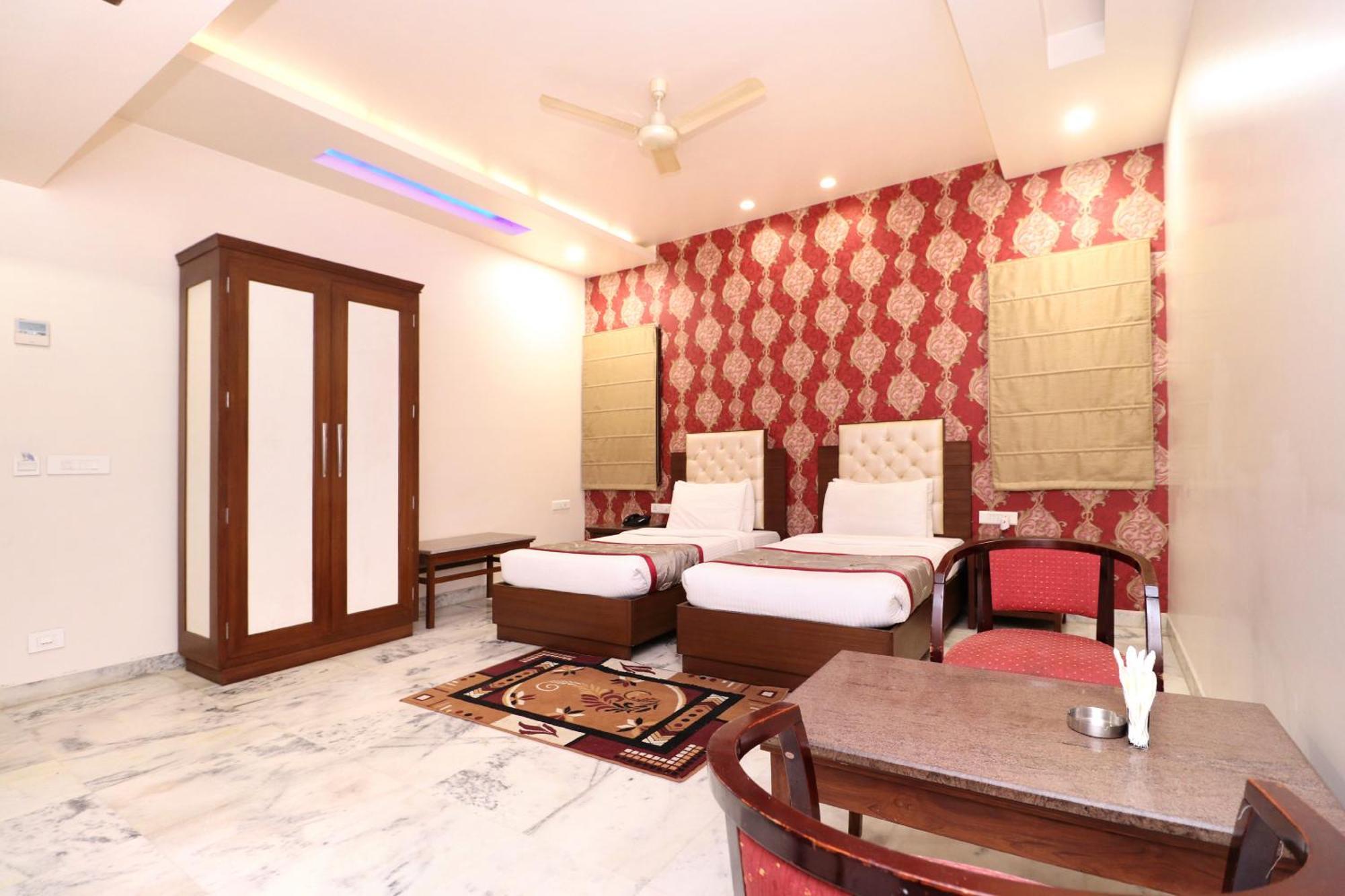 Hotel Leela Grande Karnal Bagian luar foto