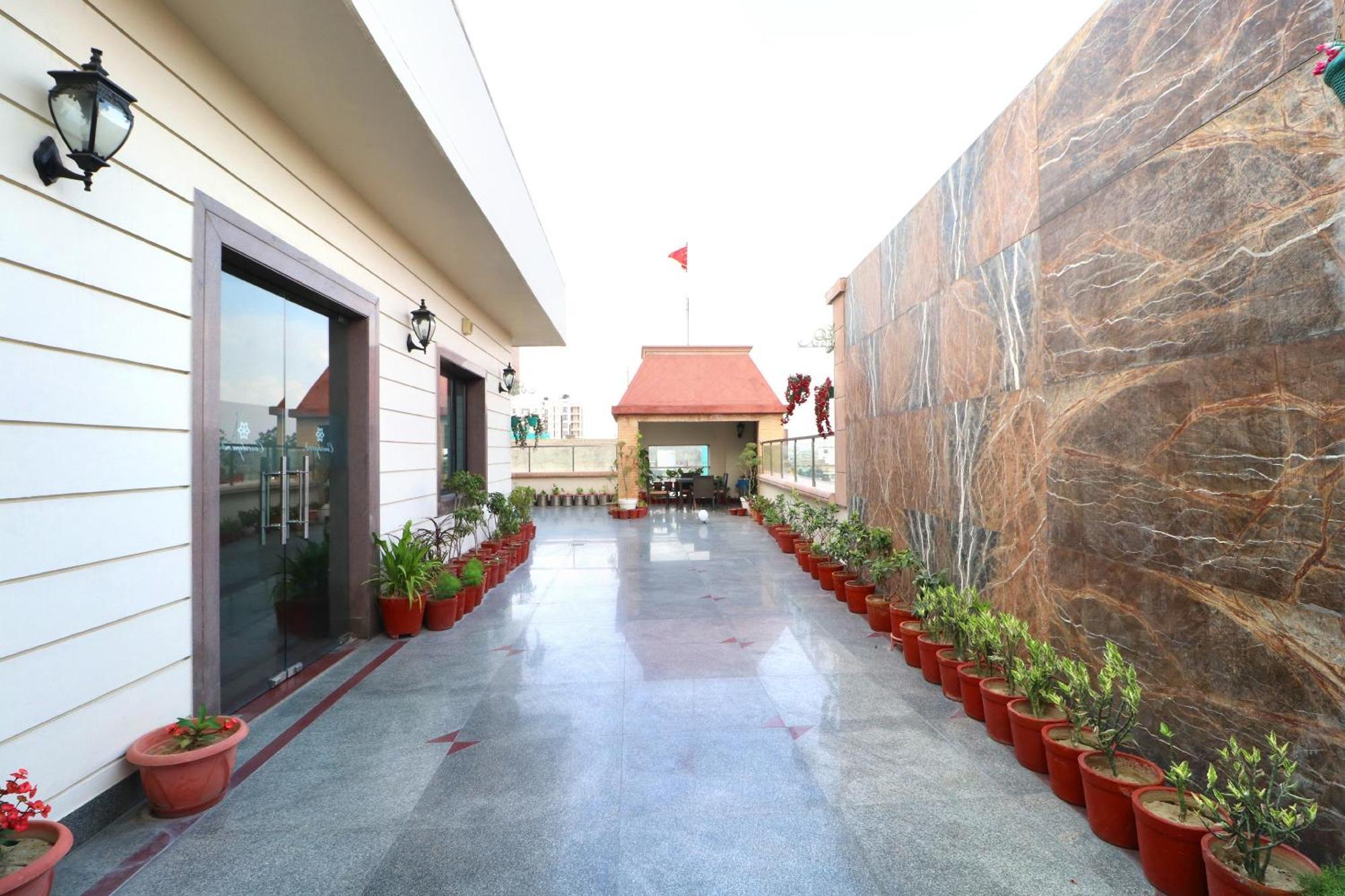 Hotel Leela Grande Karnal Bagian luar foto