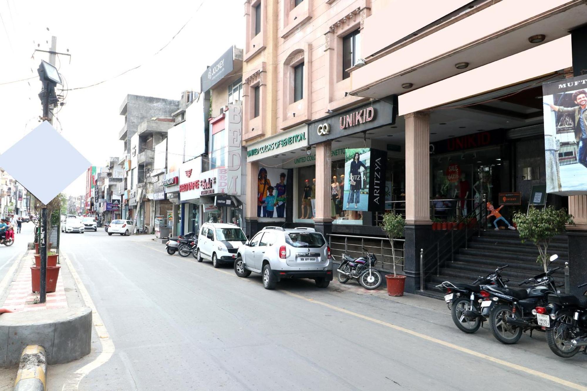 Hotel Leela Grande Karnal Bagian luar foto