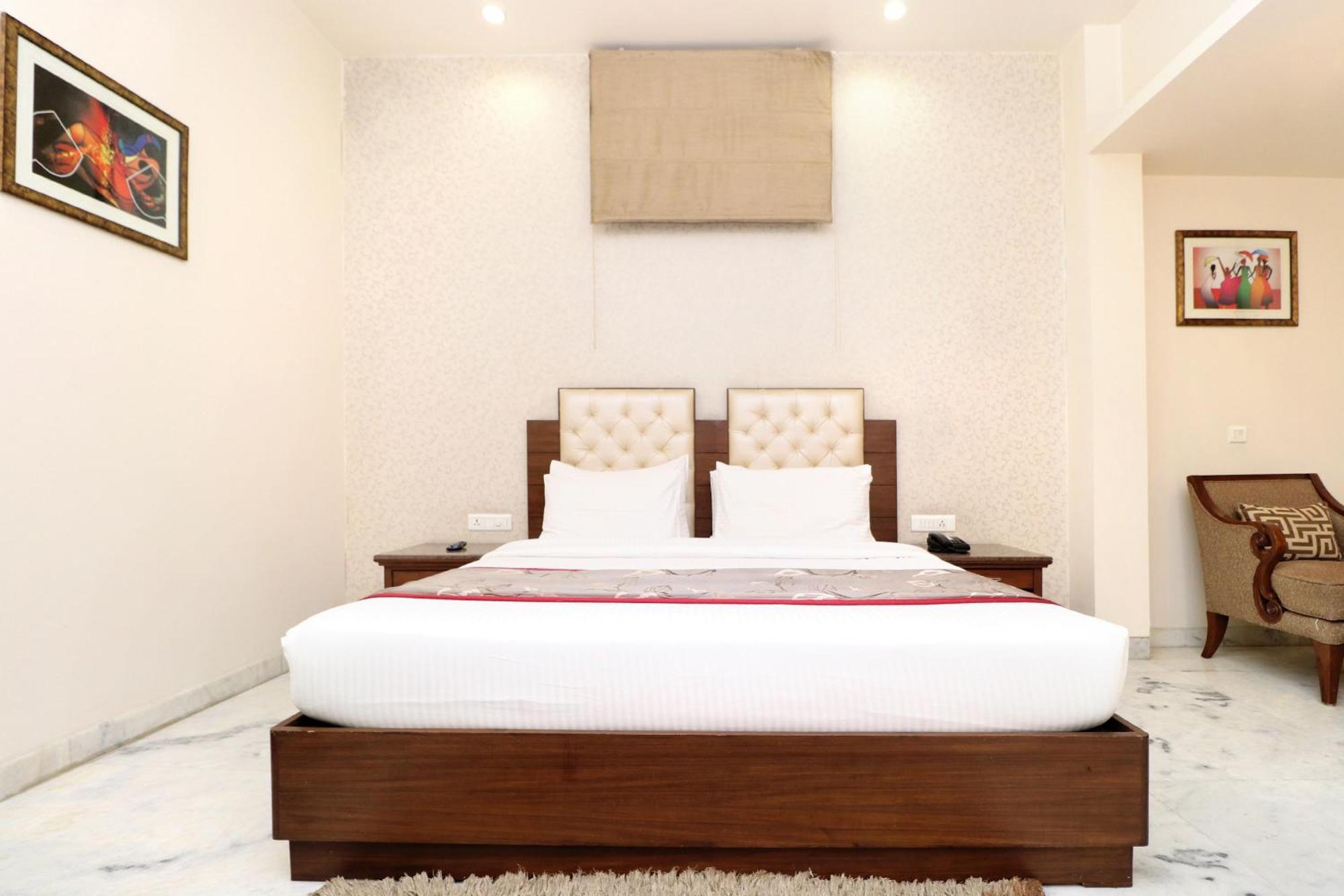 Hotel Leela Grande Karnal Bagian luar foto