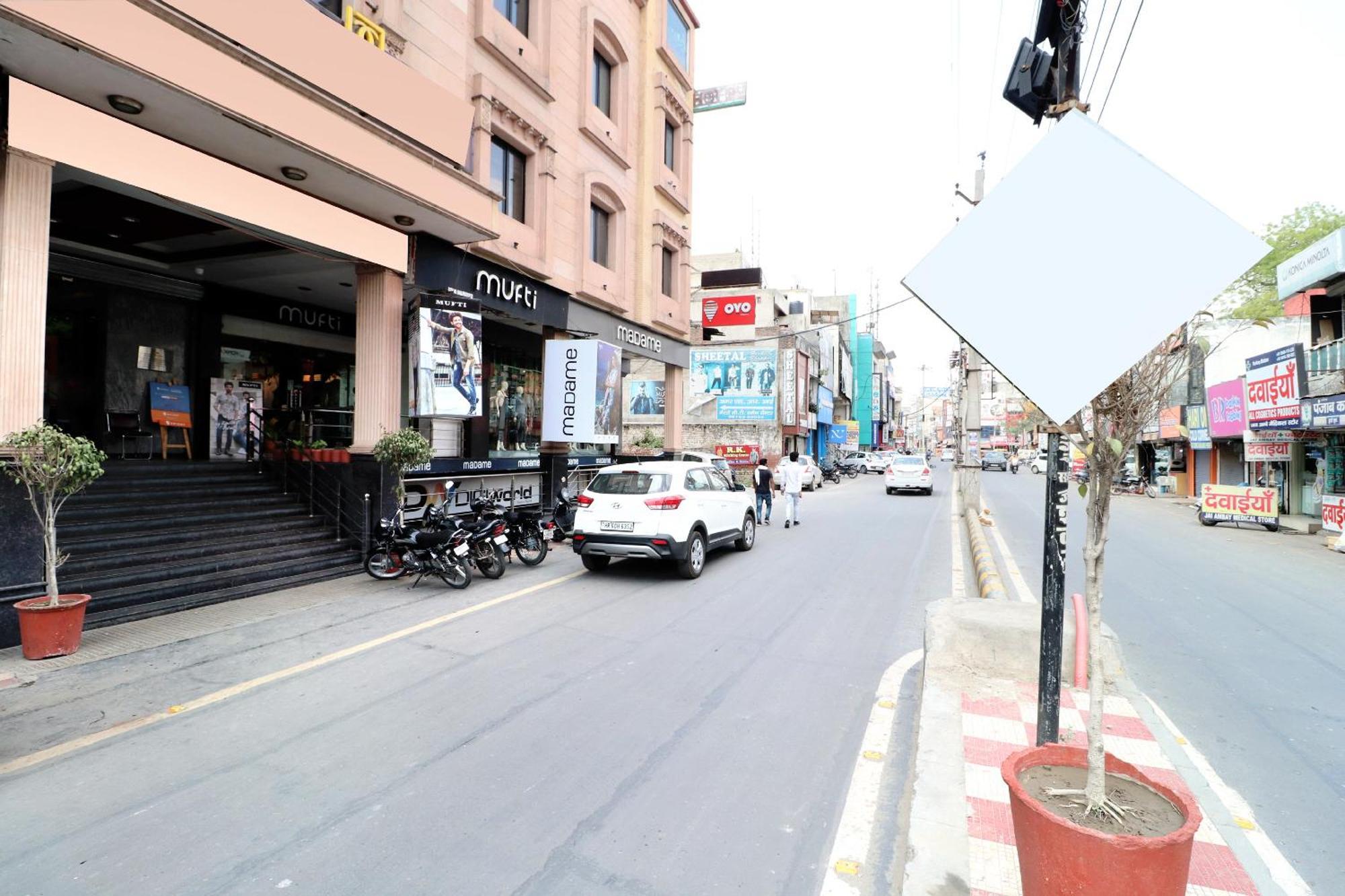 Hotel Leela Grande Karnal Bagian luar foto