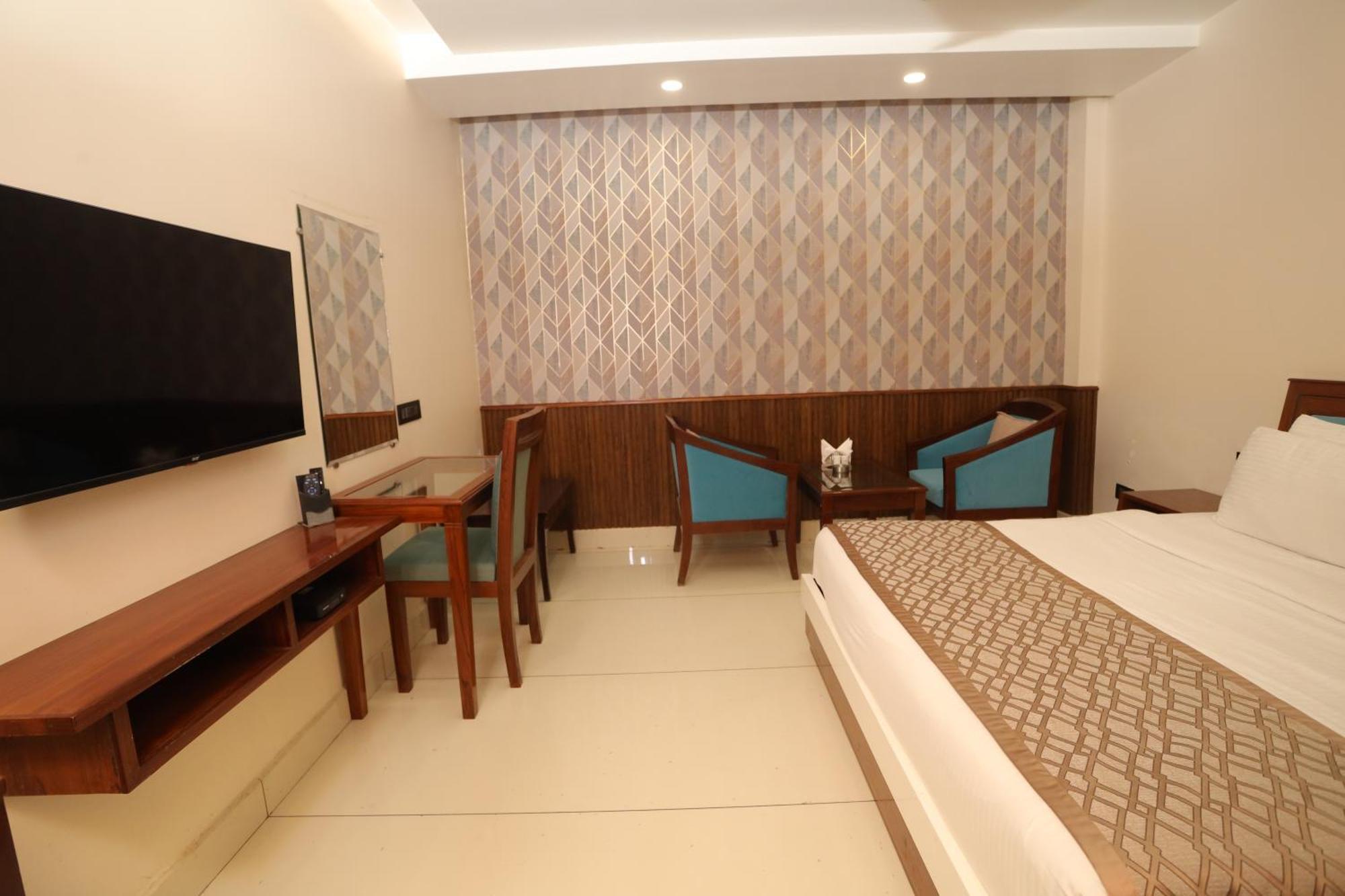 Hotel Leela Grande Karnal Bagian luar foto