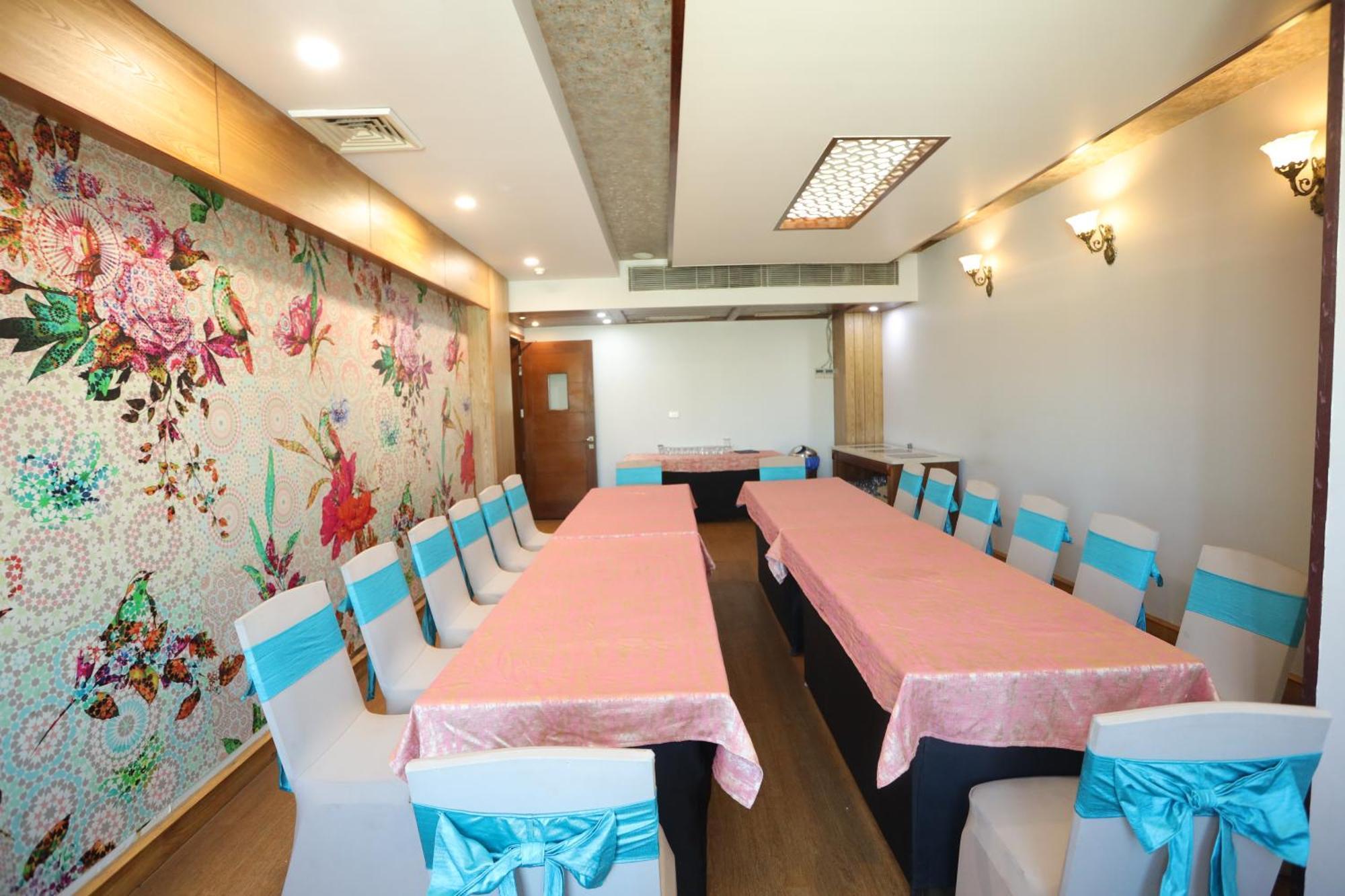 Hotel Leela Grande Karnal Bagian luar foto