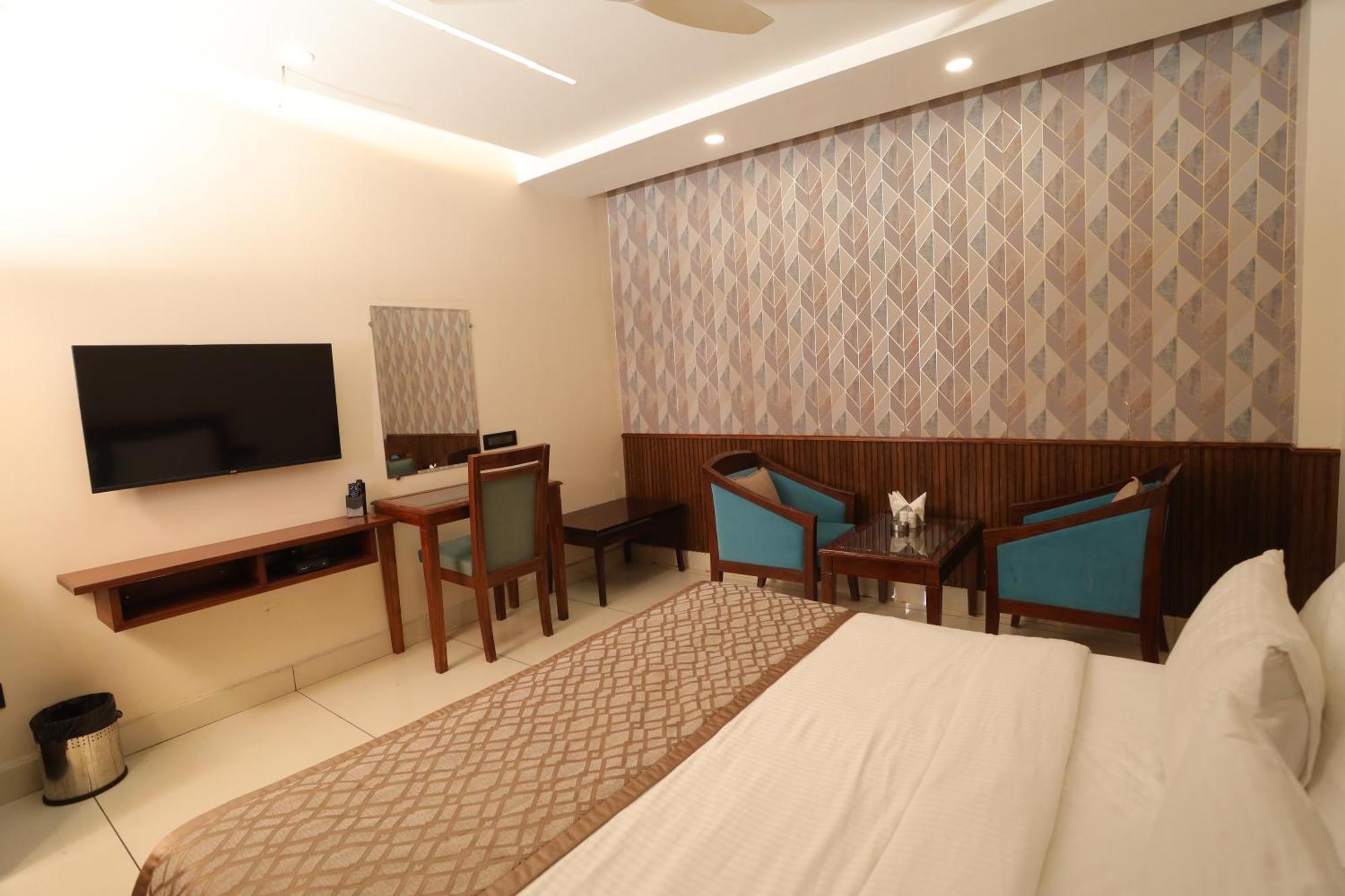 Hotel Leela Grande Karnal Bagian luar foto