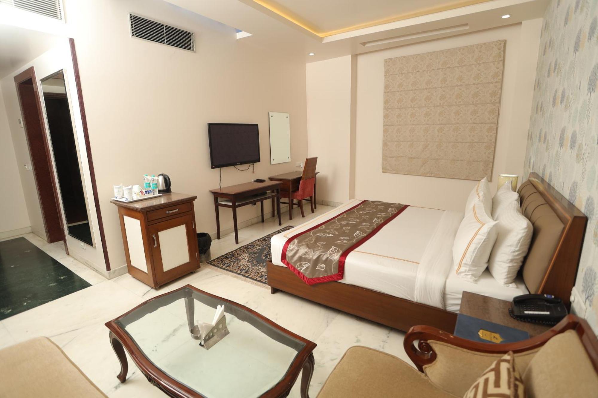 Hotel Leela Grande Karnal Bagian luar foto