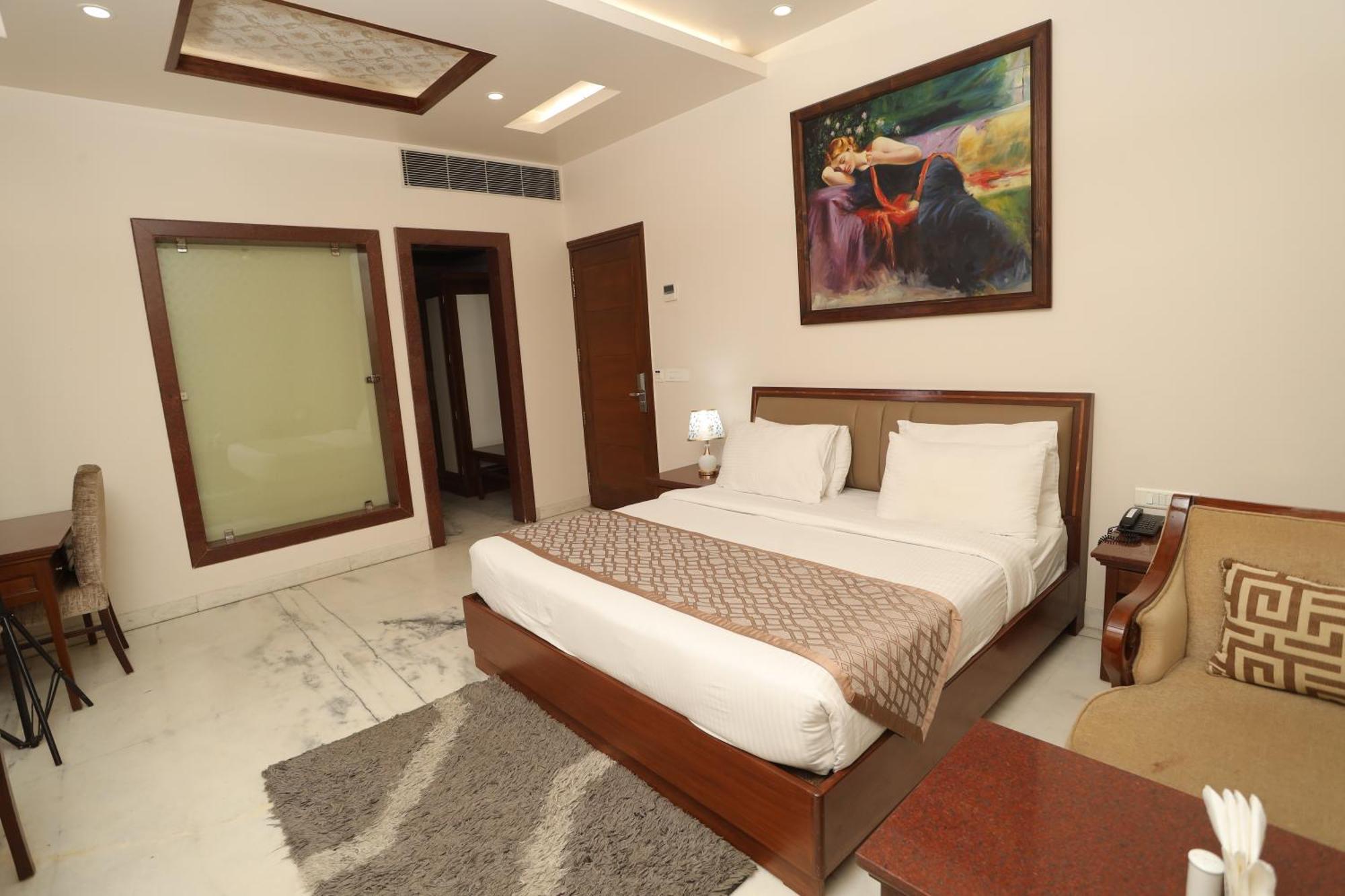 Hotel Leela Grande Karnal Bagian luar foto