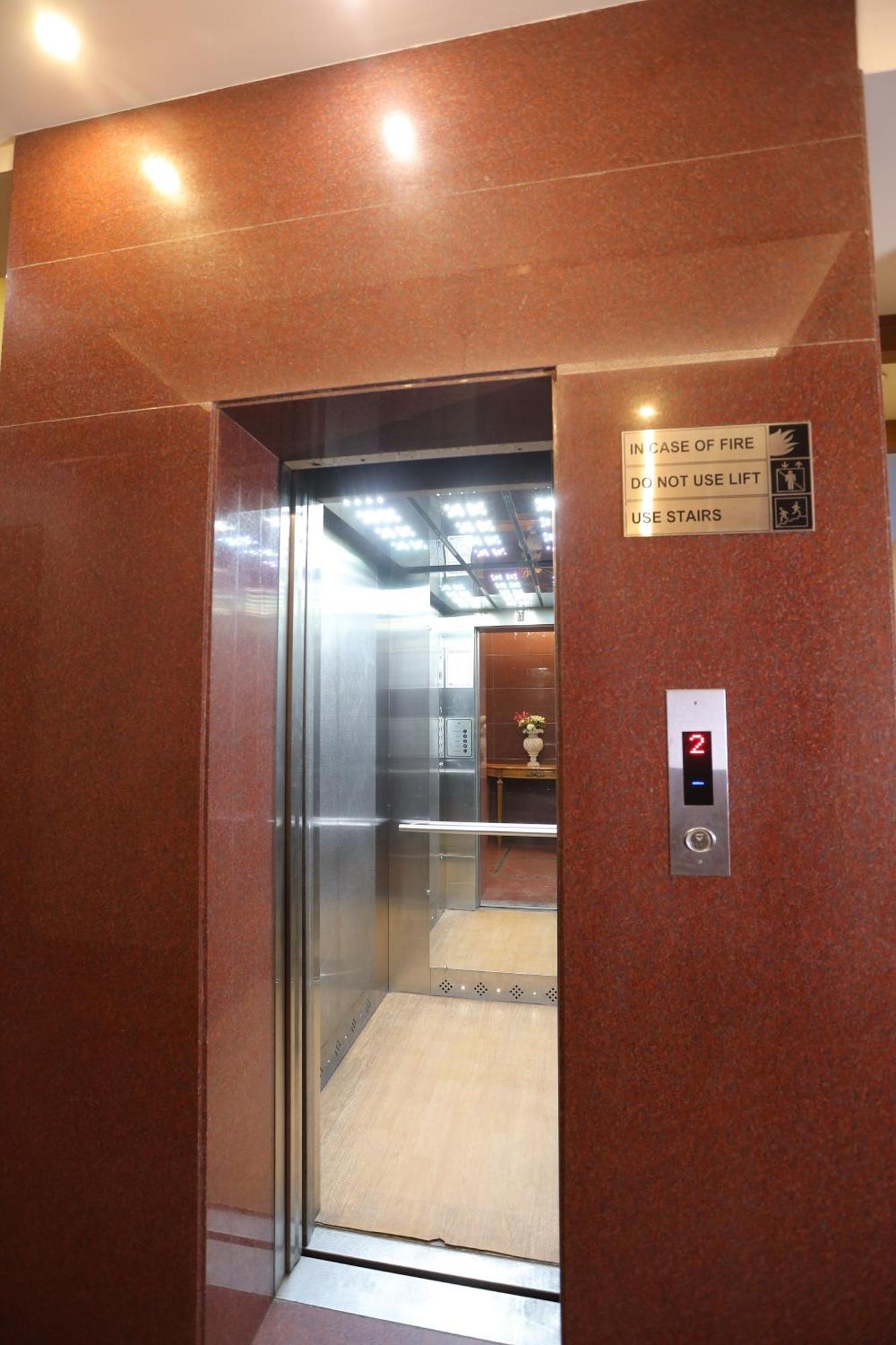 Hotel Leela Grande Karnal Bagian luar foto