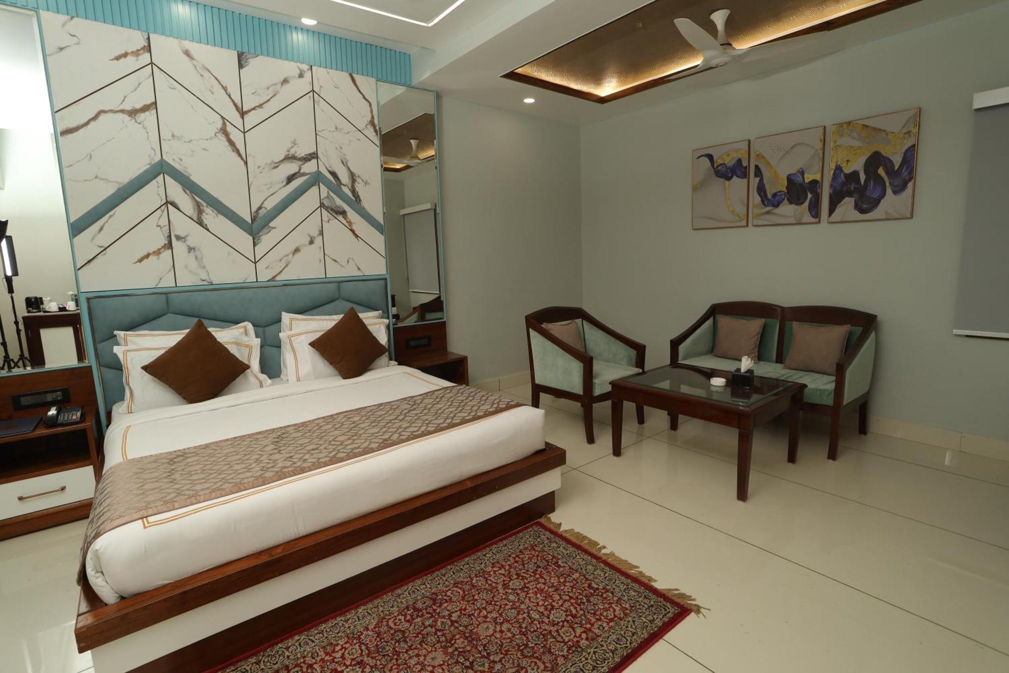 Hotel Leela Grande Karnal Bagian luar foto