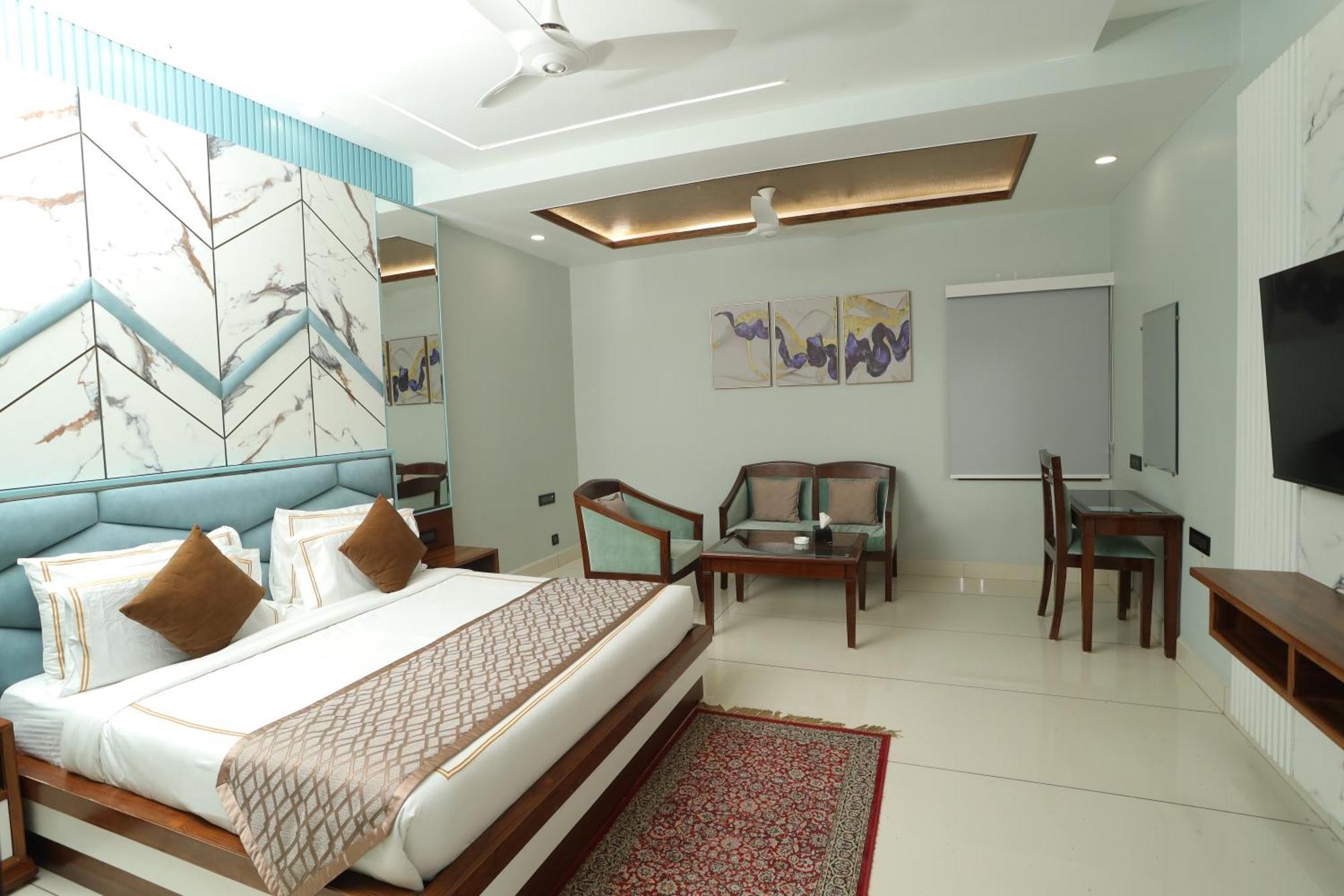 Hotel Leela Grande Karnal Bagian luar foto